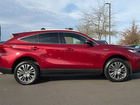 Used 2021 Toyota Venza XLE w/ Carpet Mat Package (TMS) image 3