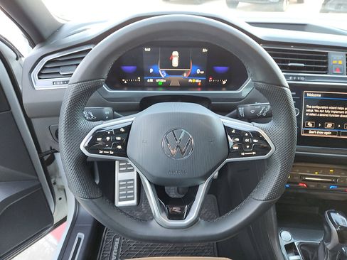 Used 2022 Volkswagen Tiguan SE R-Line image 16