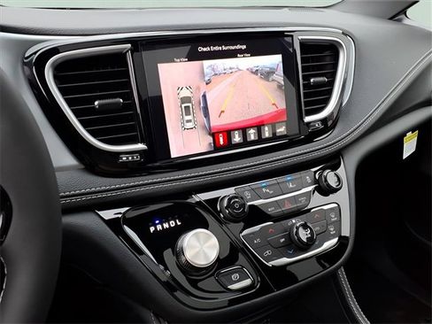 New 2026 Chrysler Pacifica Limited image 21