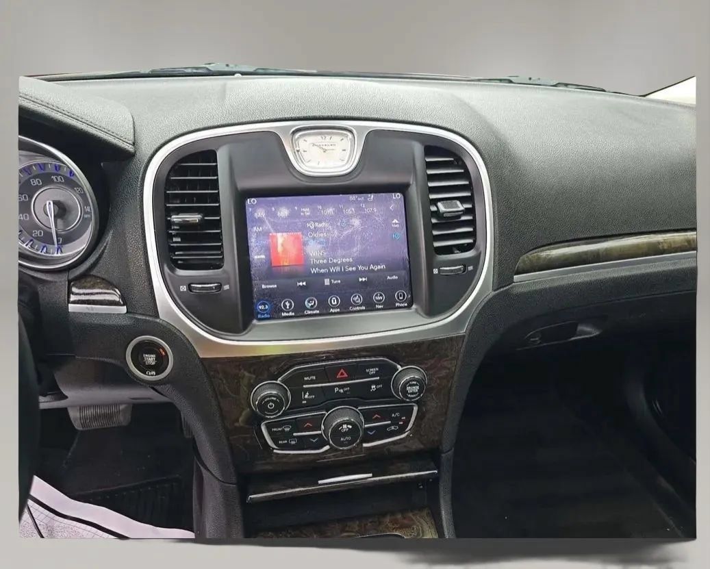 Used 2018 Chrysler 300 Limited w/ Safetytec Plus Group RWD image 8