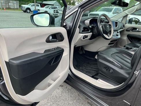 Used 2018 Chrysler Pacifica Limited w/ Tire & Wheel Group FWD image 10