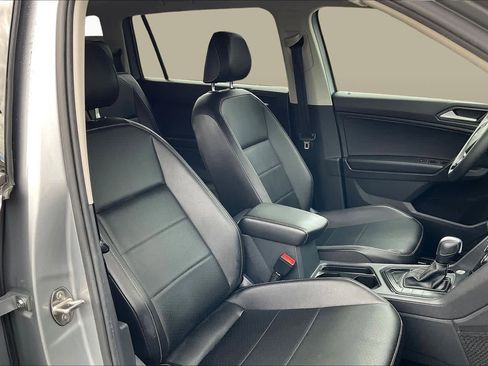 Used 2021 Volkswagen Tiguan SE image 8