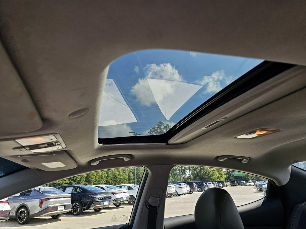 Used 2012 Hyundai Elantra Limited w/ Technology Pkg 5 FWD image 23