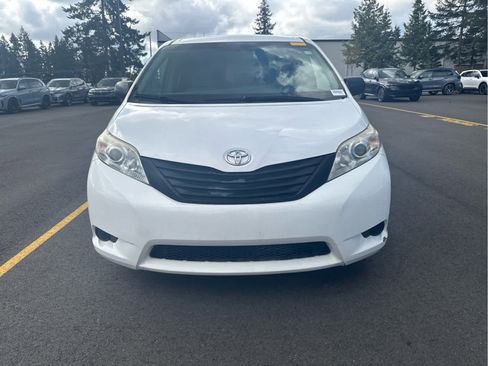 Used 2017 Toyota Sienna L image 2