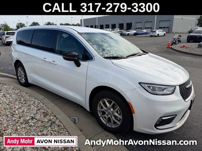 Used 2025 Chrysler Pacifica Select