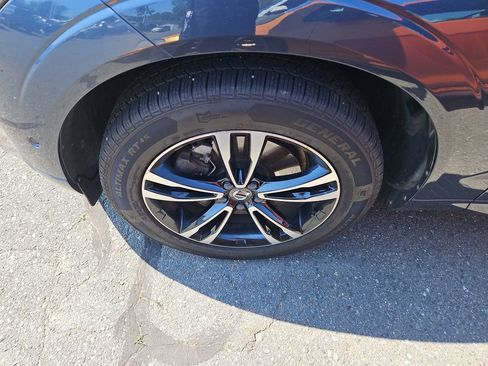 Used 2019 Volvo XC60 T6 Momentum w/ Multimedia Package AWD/4WD image 3