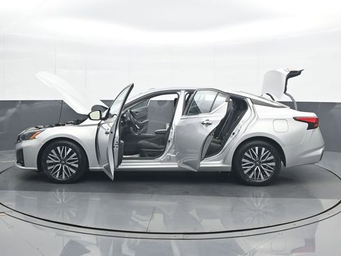 Used 2024 Nissan Altima 2.5 SV FWD image 37