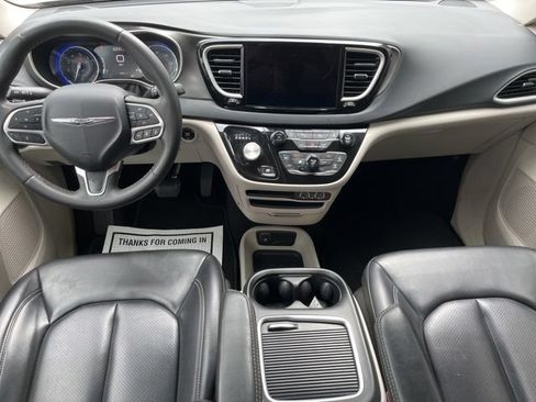 Used 2023 Chrysler Pacifica Touring-L FWD image 12