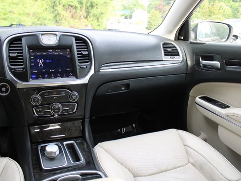 Used 2018 Chrysler 300 Limited RWD image 12