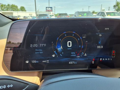 Used 2025 Chevrolet Equinox ACTIV w/ Safety and Technology Package image 8