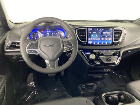 Used 2025 Chrysler Voyager LX image 38