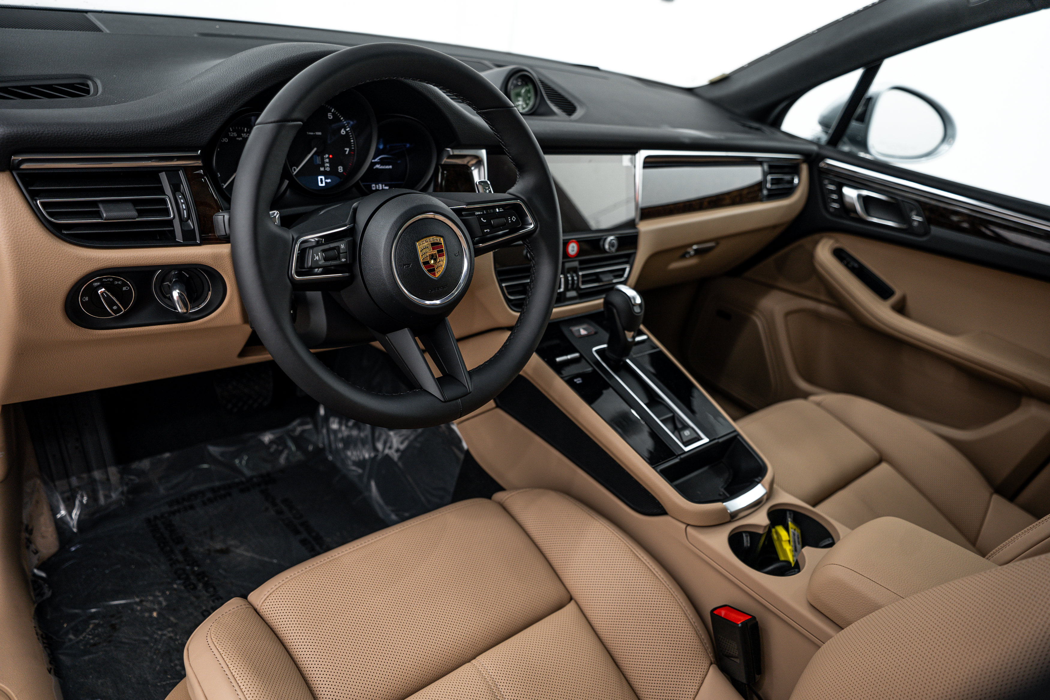 Certified 2026 Porsche Macan AWD/4WD image 4
