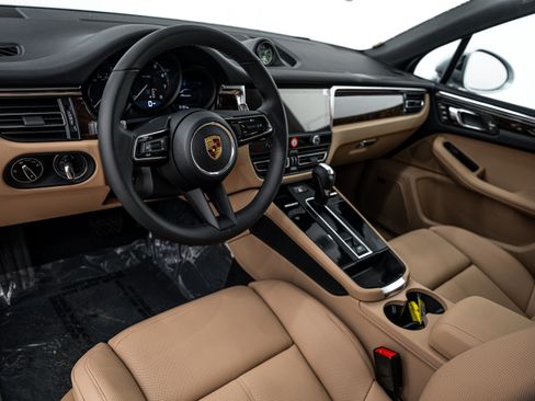 Certified 2026 Porsche Macan AWD/4WD image 4