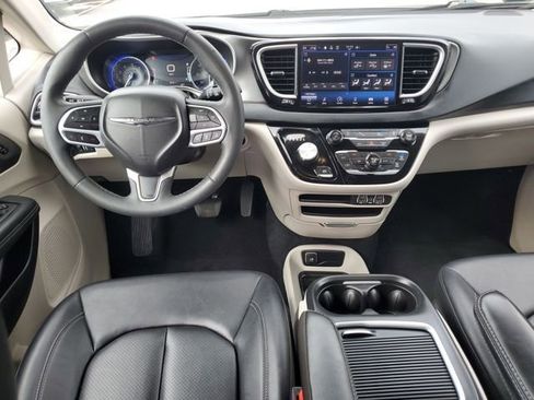 Used 2024 Chrysler Pacifica Touring-L FWD image 24