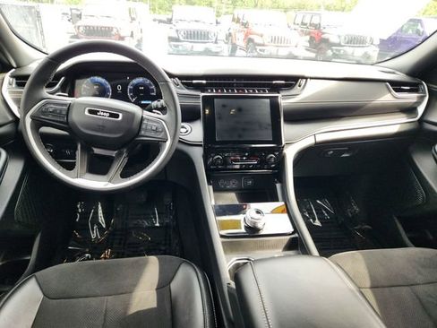 Used 2024 Jeep Grand Cherokee Altitude AWD/4WD image 9