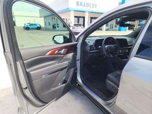 New 2026 Chevrolet Traverse RS w/ LPO, Floor Liner Package FWD image 23