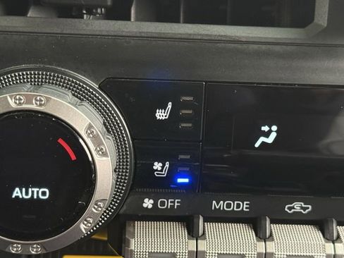 Used 2024 Toyota Tacoma Limited w/ Limited Package (LT) image 23