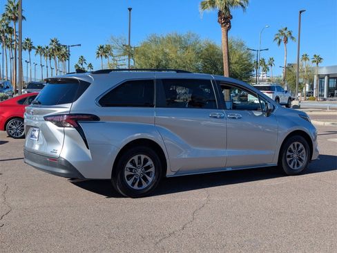 Used 2024 Toyota Sienna XLE image 6