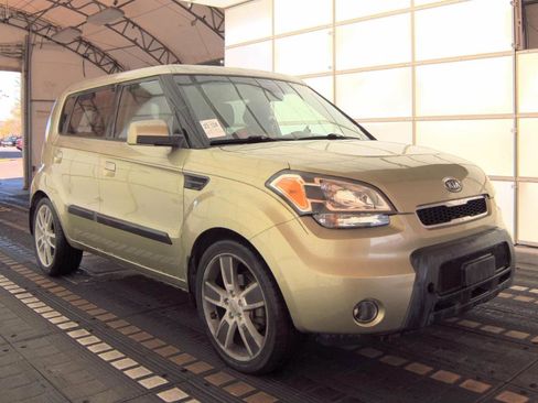 Used 2010 Kia Soul ! FWD image 4