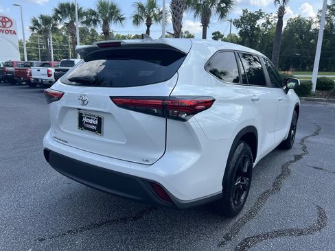 Used 2023 Toyota Highlander LE FWD image 10