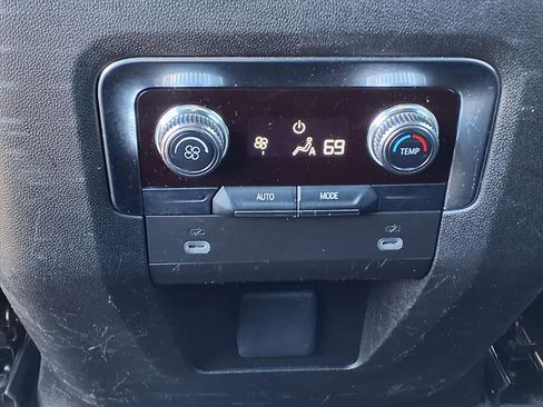 Used 2024 GMC Yukon XL SLE image 15