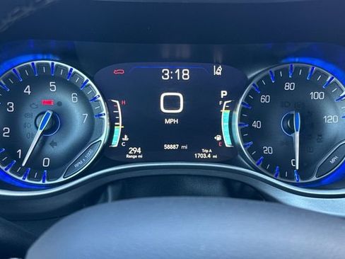 Used 2023 Chrysler Pacifica Touring-L image 39