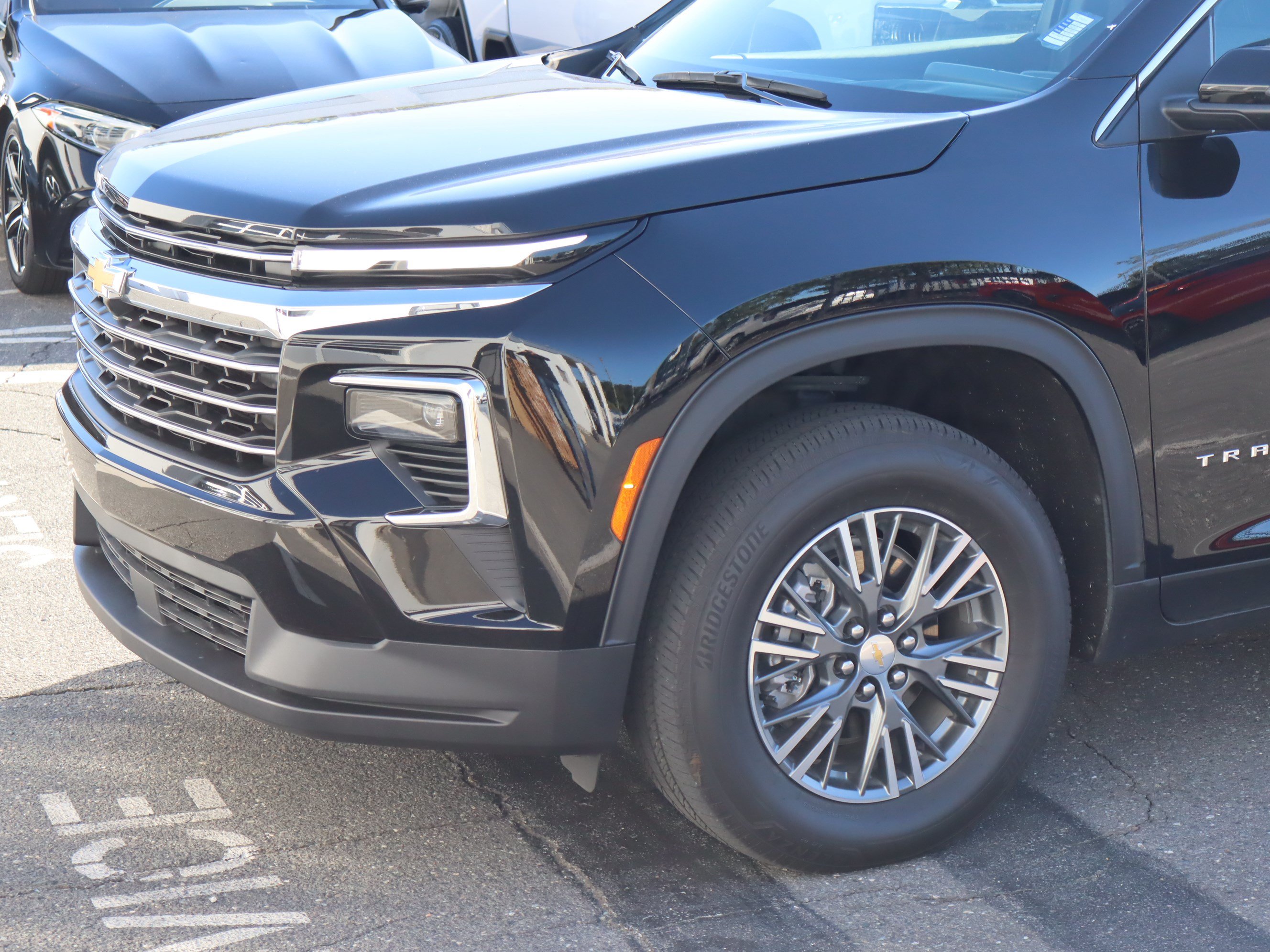 Used 2025 Chevrolet Traverse LT FWD image 17