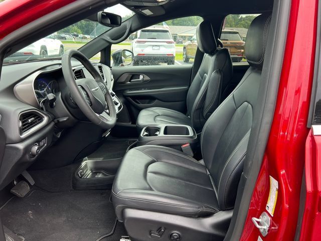 Used 2025 Chrysler Pacifica Select FWD image 3