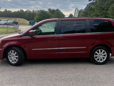 Used 2016 Chrysler Town & Country Touring FWD image 3