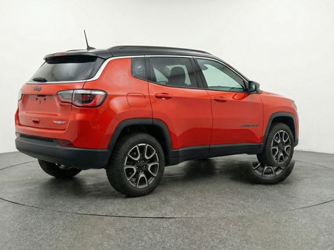 Used 2025 Jeep Compass Trailhawk AWD/4WD image 9