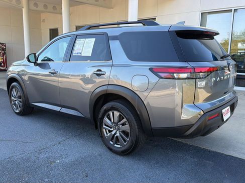 Used 2025 Nissan Pathfinder SV FWD image 4