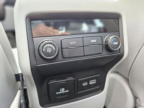 Used 2023 GMC Acadia SLT FWD image 29