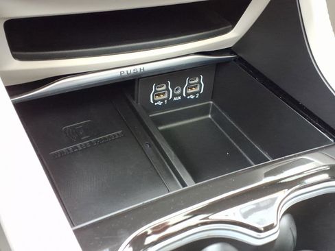 Used 2024 Chrysler Pacifica Limited image 22