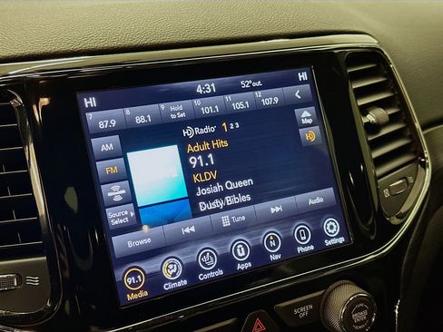 Used 2020 Jeep Grand Cherokee Altitude image 21