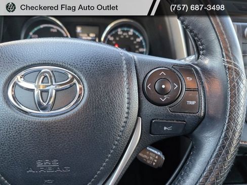 Used 2018 Toyota RAV4 SE image 29