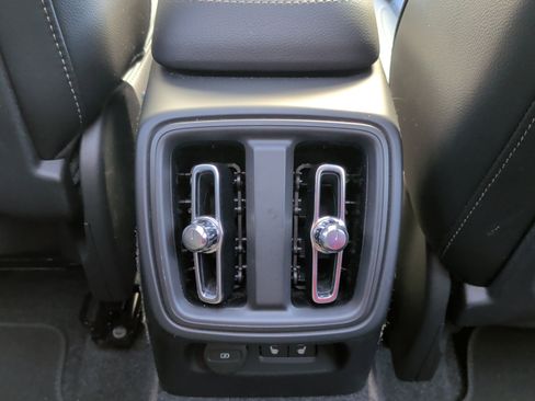 Used 2025 Volvo XC40 B5 Plus image 22