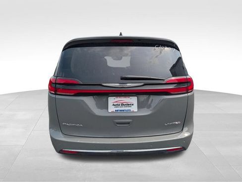Used 2023 Chrysler Pacifica Limited FWD image 6