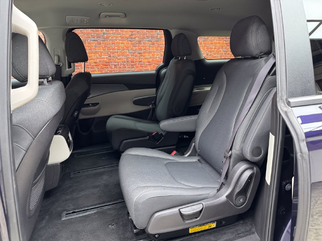 Used 2024 Kia Carnival LX FWD image 24