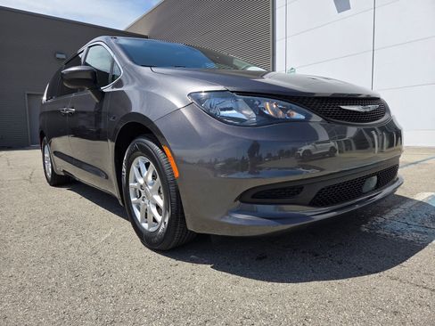 Used 2022 Chrysler Voyager LX FWD image 30