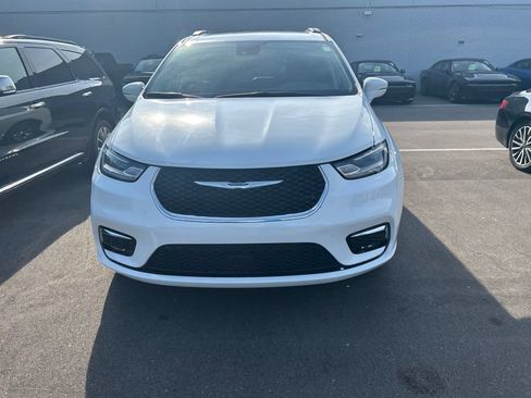 Used 2022 Chrysler Pacifica Touring-L AWD/4WD image 2