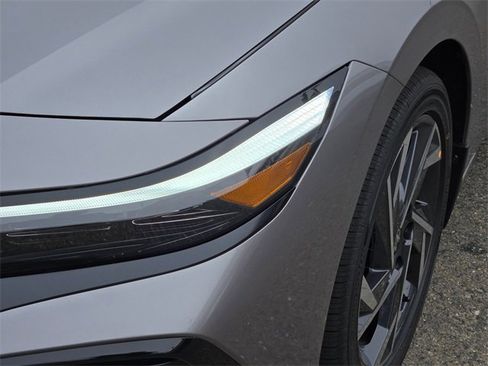New 2025 Hyundai Elantra SEL image 5