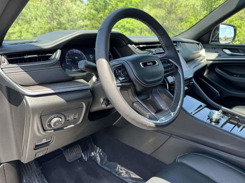 Used 2025 Jeep Grand Cherokee Overland w/ Luxury Tech Group IV AWD/4WD image 3