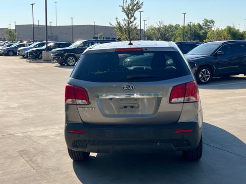 Used 2013 Kia Sorento LX w/ Value Pkg FWD image 11