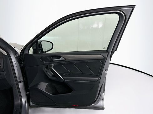 Used 2024 Volkswagen Tiguan SE image 32