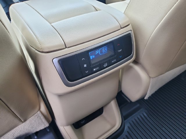 Used 2017 Toyota Highlander XLE AWD/4WD image 10