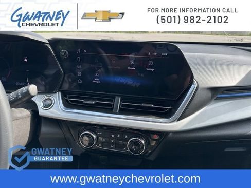 Used 2025 Chevrolet Trax LT w/ LT Convenience Package FWD image 17