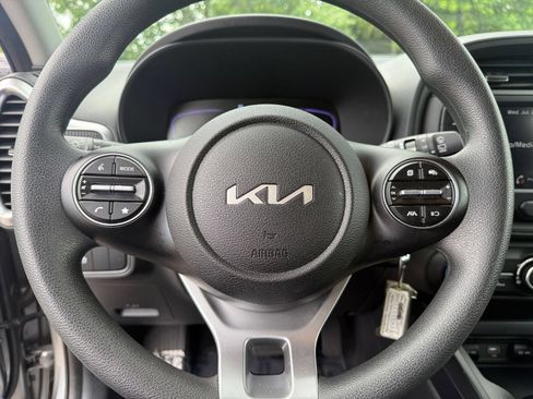 Used 2025 Kia Soul LX w/ LX Technology Package FWD image 21
