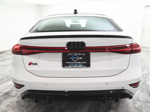 Used 2025 Audi S6 e-tron Prestige w/ 21" Black Optic Package AWD/4WD image 5