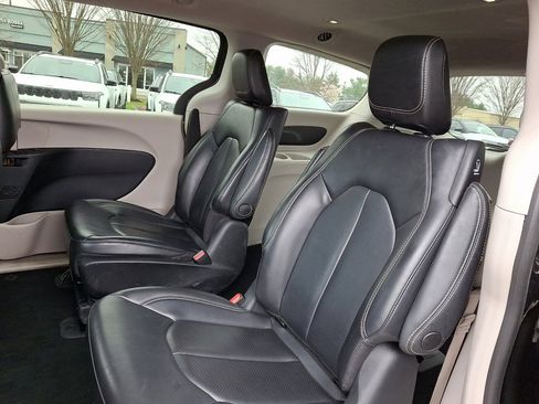 Used 2023 Chrysler Pacifica Touring-L FWD image 20