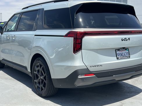 Certified 2026 Kia Carnival SX w/ SX Dark Edition Package FWD image 5